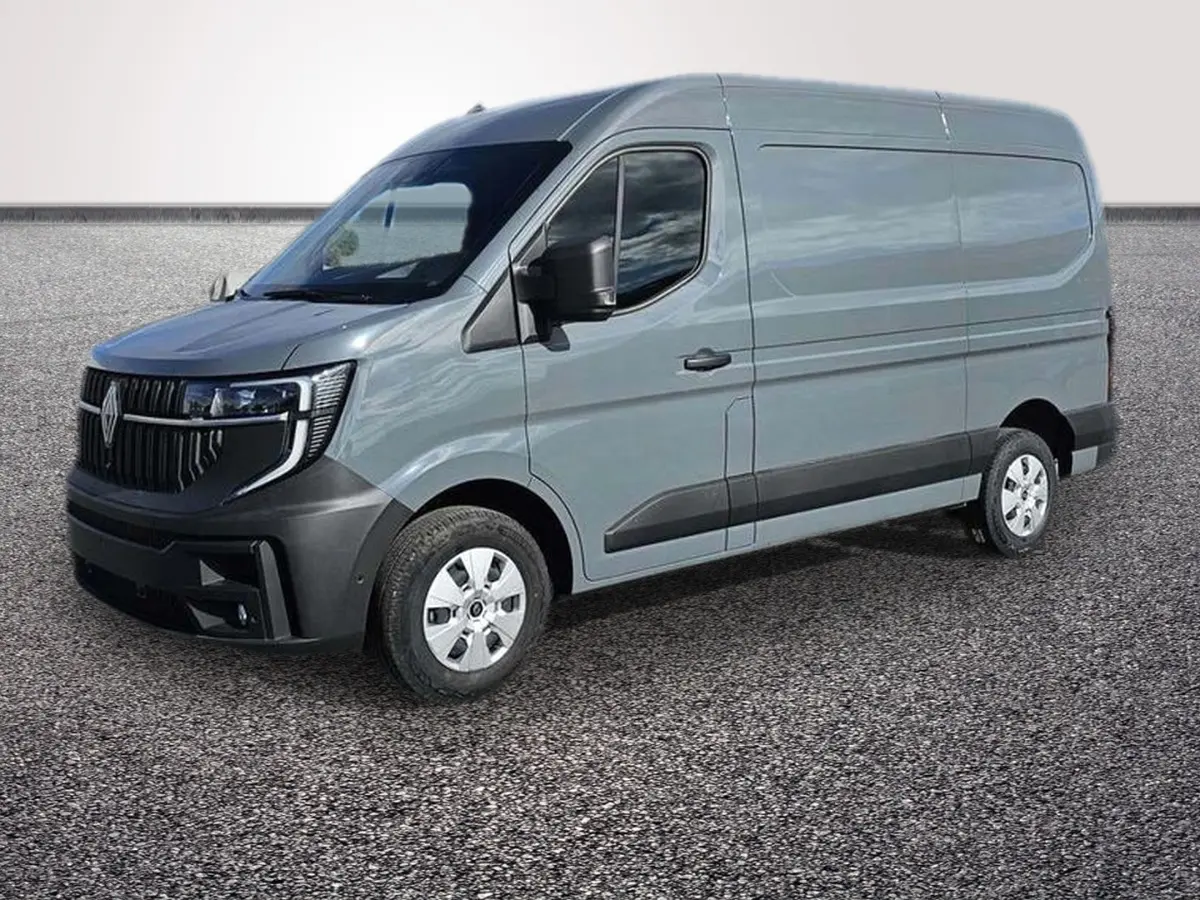 Renault Master gris foncé vu en 3/4 avant droit, avec calandre noire distinctive et feux LED modernes.