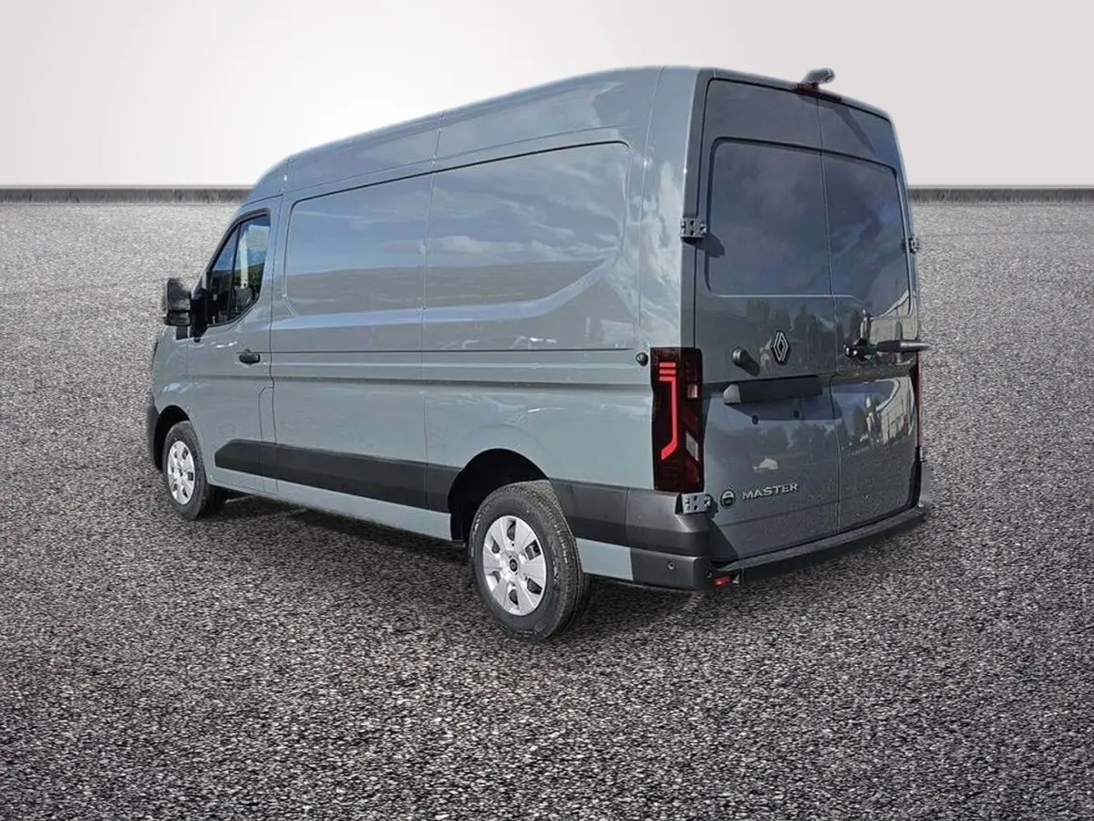 Vue 3/4 arrière droite du Renault Master gris foncé avec feux arrière LED et porte arrière pleine.