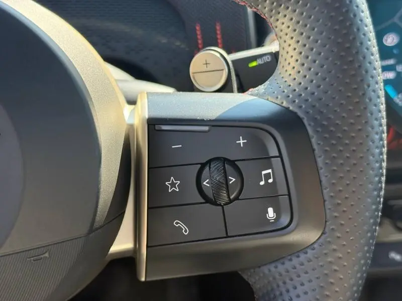 Gros plan sur les commandes multifonctions à droite du volant perforé du MINI Countryman argenté 2025.