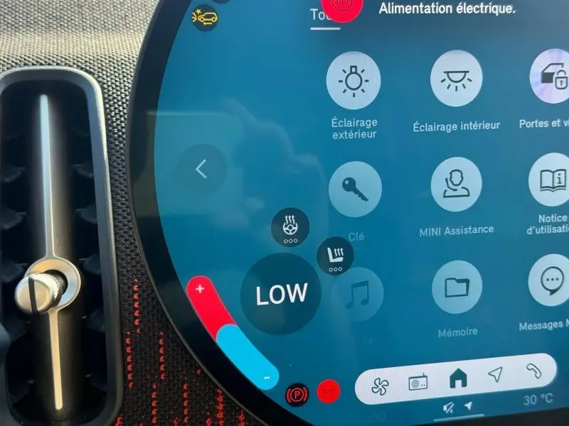 Gros plan sur l'écran tactile central du MINI Countryman argenté, affichant les réglages climatisation en mode "LOW".