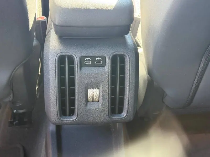 Vue rapprochée des aérateurs arrière et ports USB du MINI Countryman argenté, entre les sièges avant.