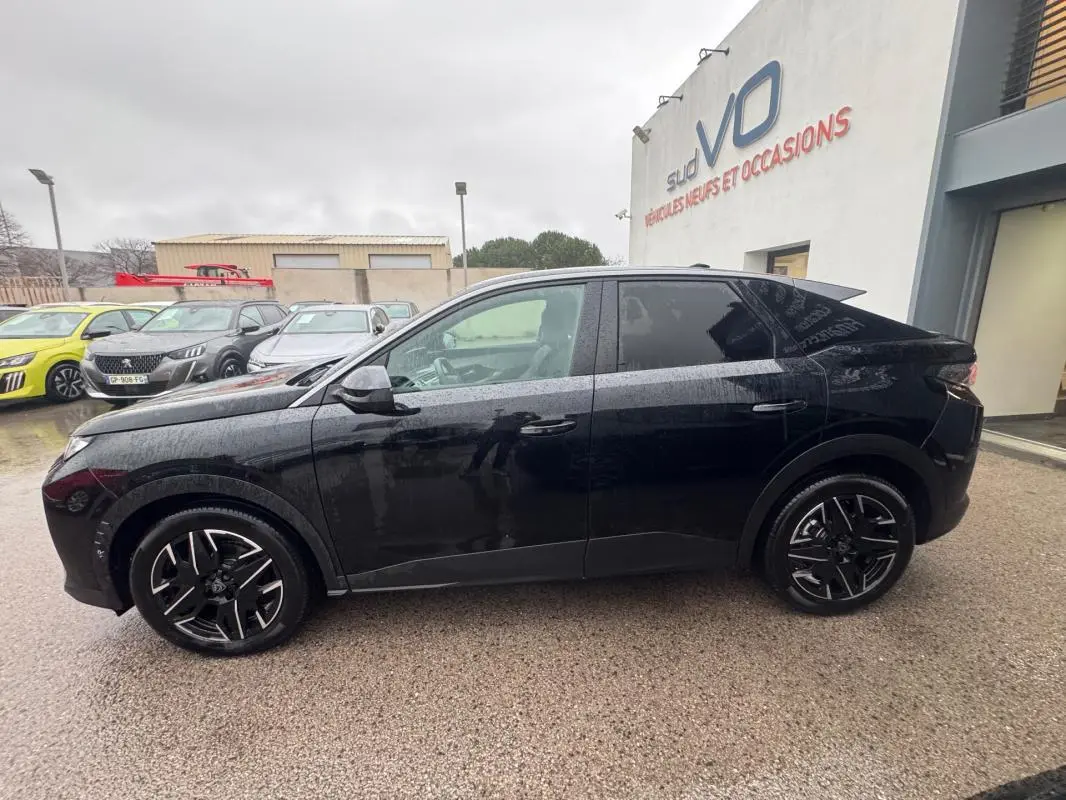 Peugeot 3008 Hybrid noir vue de profil côté gauche, avec jantes alliage 19 pouces et vitres teintées.