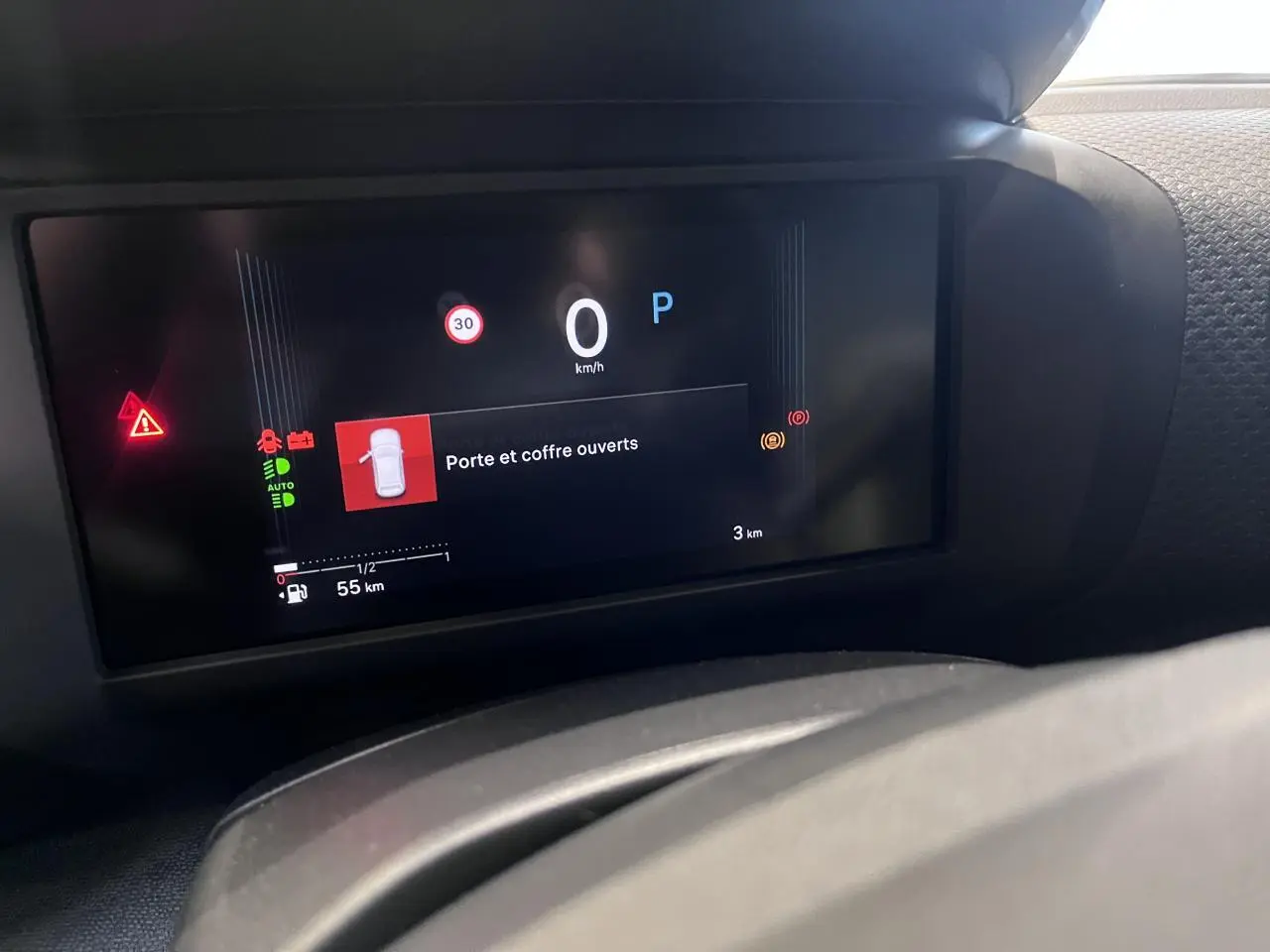 Tableau de bord numérique de Citroën C4 2025 noir, affichant alerte porte et coffre ouverts à l'arrêt.