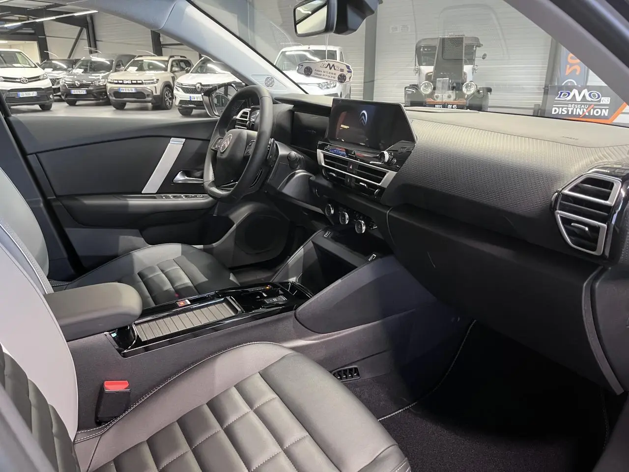 Intérieur avant droit de la Citroën C4 2025 noir métal, avec tableau de bord moderne et sièges Advanced Comfort.