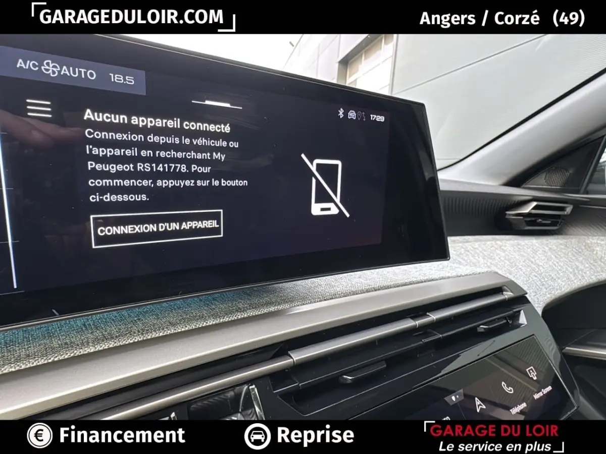 Vue intérieure du tableau de bord du Peugeot 3008 gris clair 2024, avec écran tactile central et système audio visible.