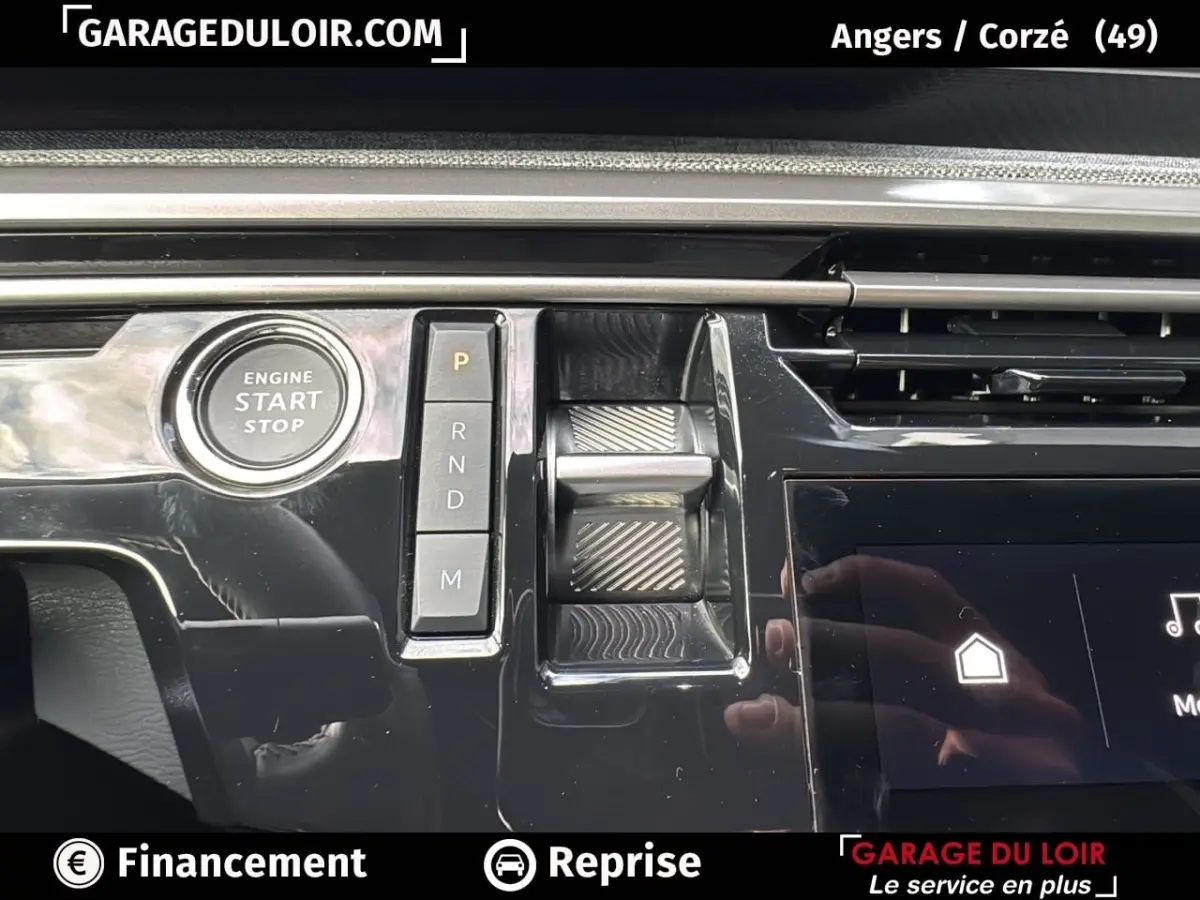 Gros plan sur la console centrale du Peugeot 3008 gris clair 2024, montrant le bouton start/stop et la commande de boîte automatique.