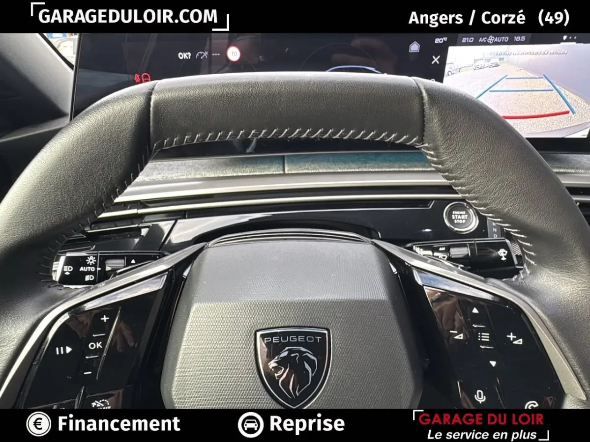 Vue rapprochée du volant cuir noir du Peugeot 3008 gris clair 1.2 HYBRID 136 E-DCS6 Allure avec tableau de bord numérique.