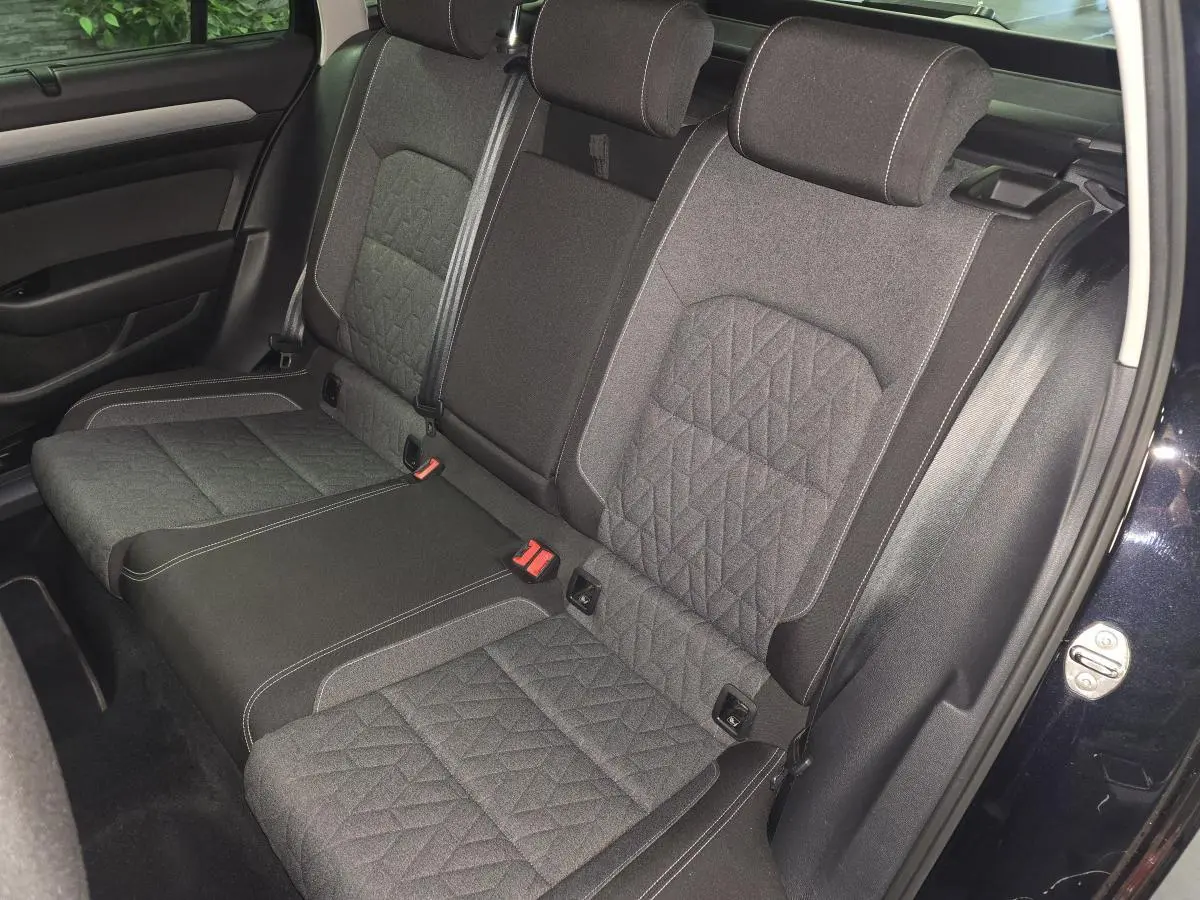 Vue intérieure côté droit des sièges arrière en tissu gris tissé avec motifs géométriques d'une Volkswagen Passat SW noire 2023.