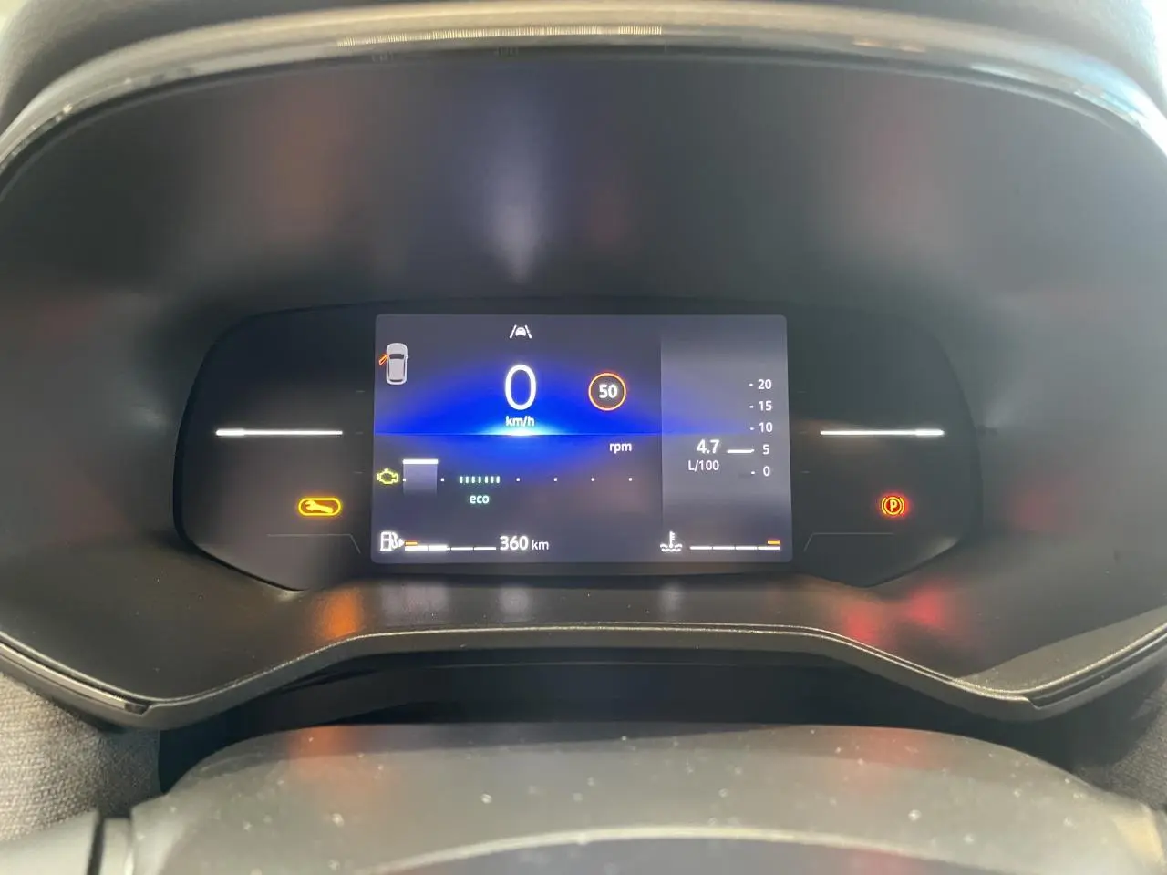 Vue rapprochée du tableau de bord numérique de la Renault Clio 1.5 Blue dCi 2025 affichant la vitesse et la consommation.