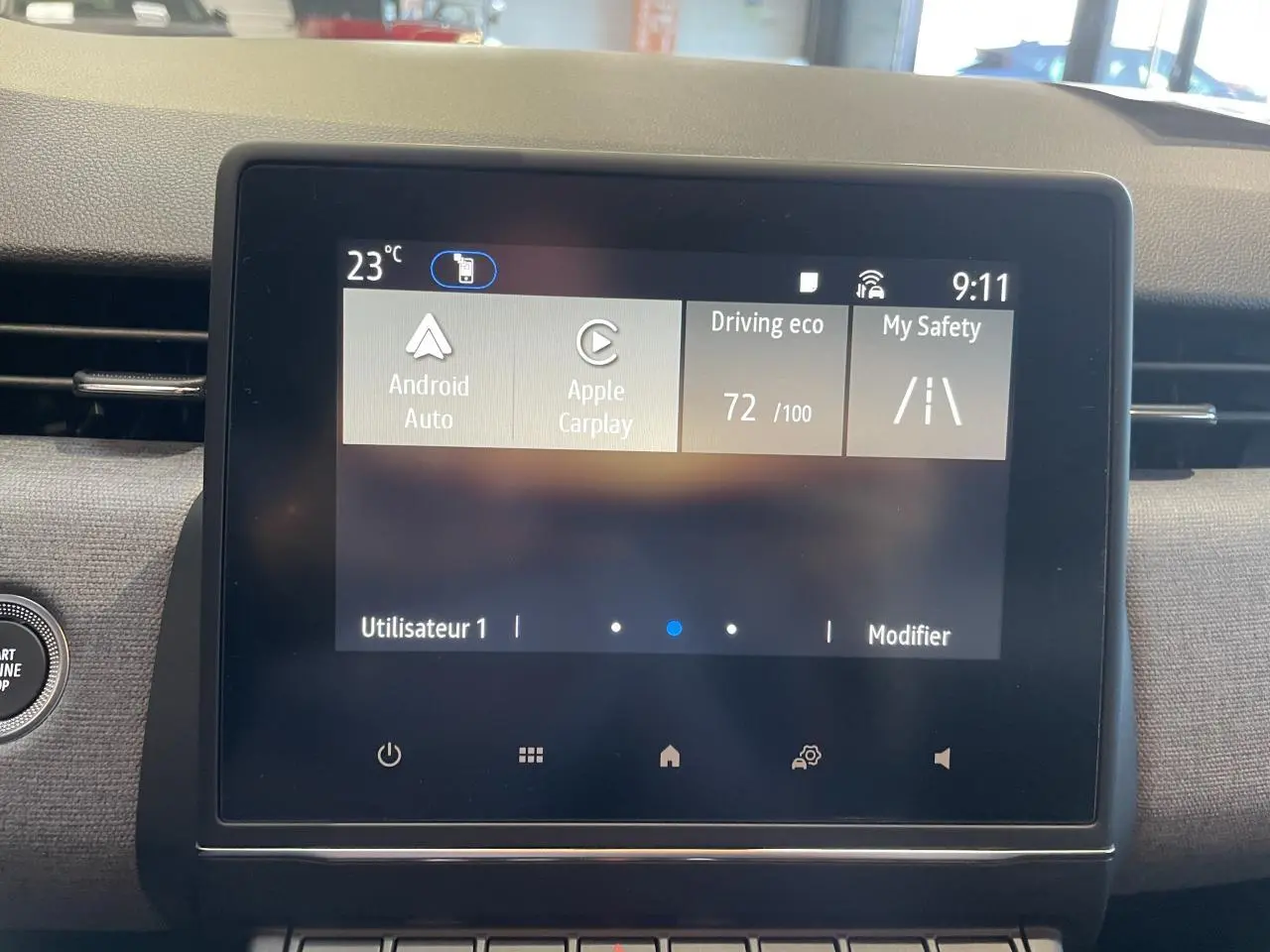 Écran tactile central de la Renault Clio 1.5 Blue dCi 2025 avec interface Android Auto et Apple CarPlay, tableau de bord gris.