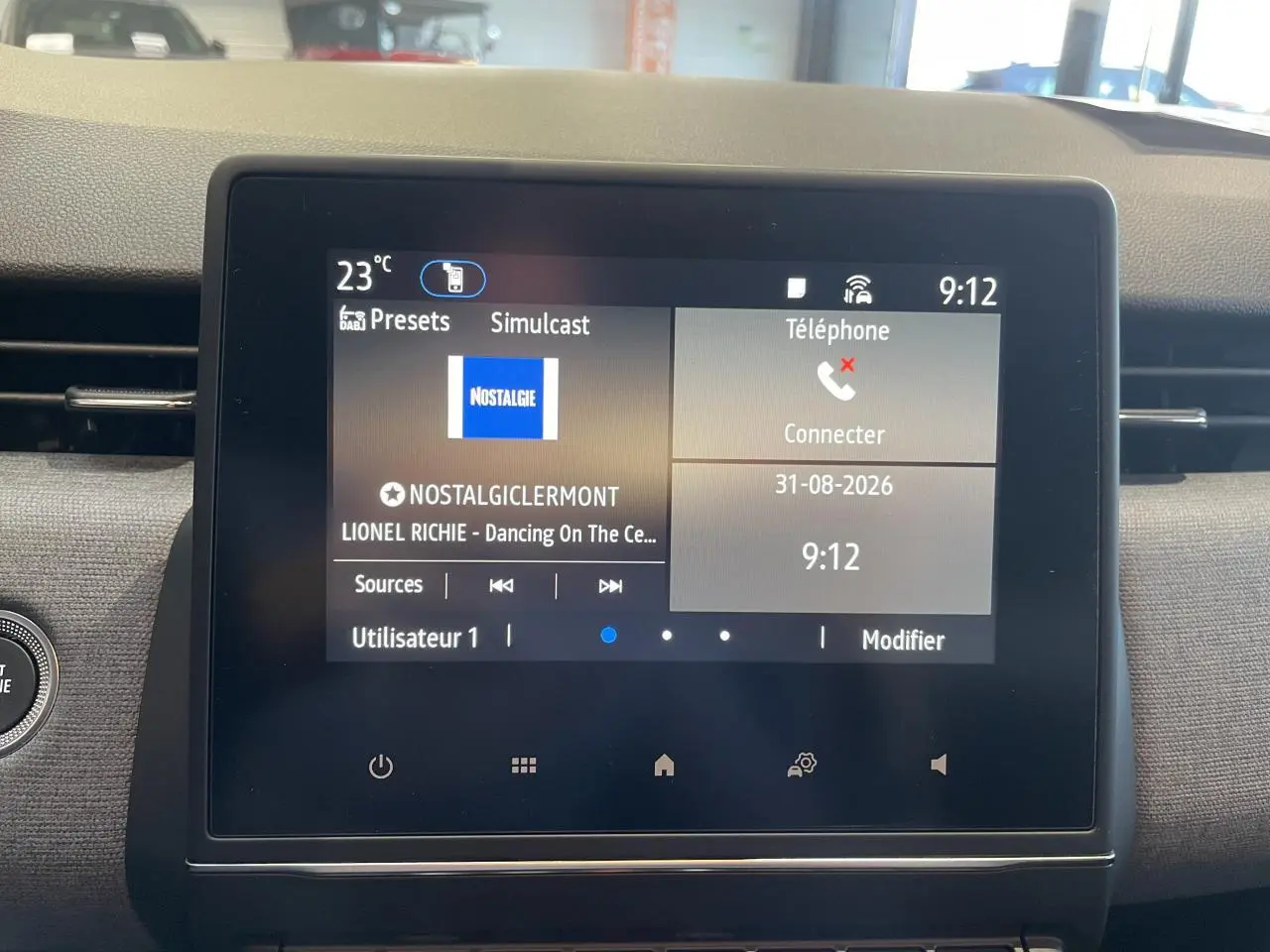 Écran tactile central de la Renault Clio 1.5 Blue dCi 2025 affichant radio et téléphone, vue frontale intérieure.