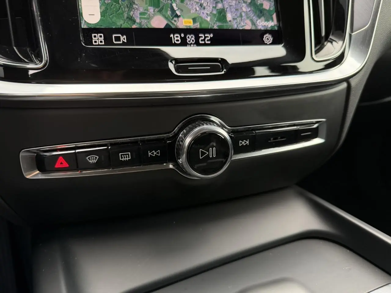 Gros plan sur la console centrale noire de la Volvo S60 2024, avec commandes multimédia et écran tactile visible.