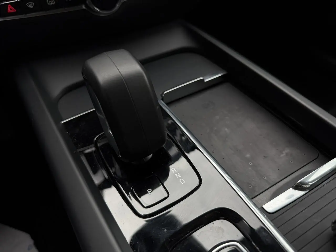 Gros plan sur le levier de vitesses automatique noir dans la console centrale d'une Volvo S60 Gris Denim 2024.