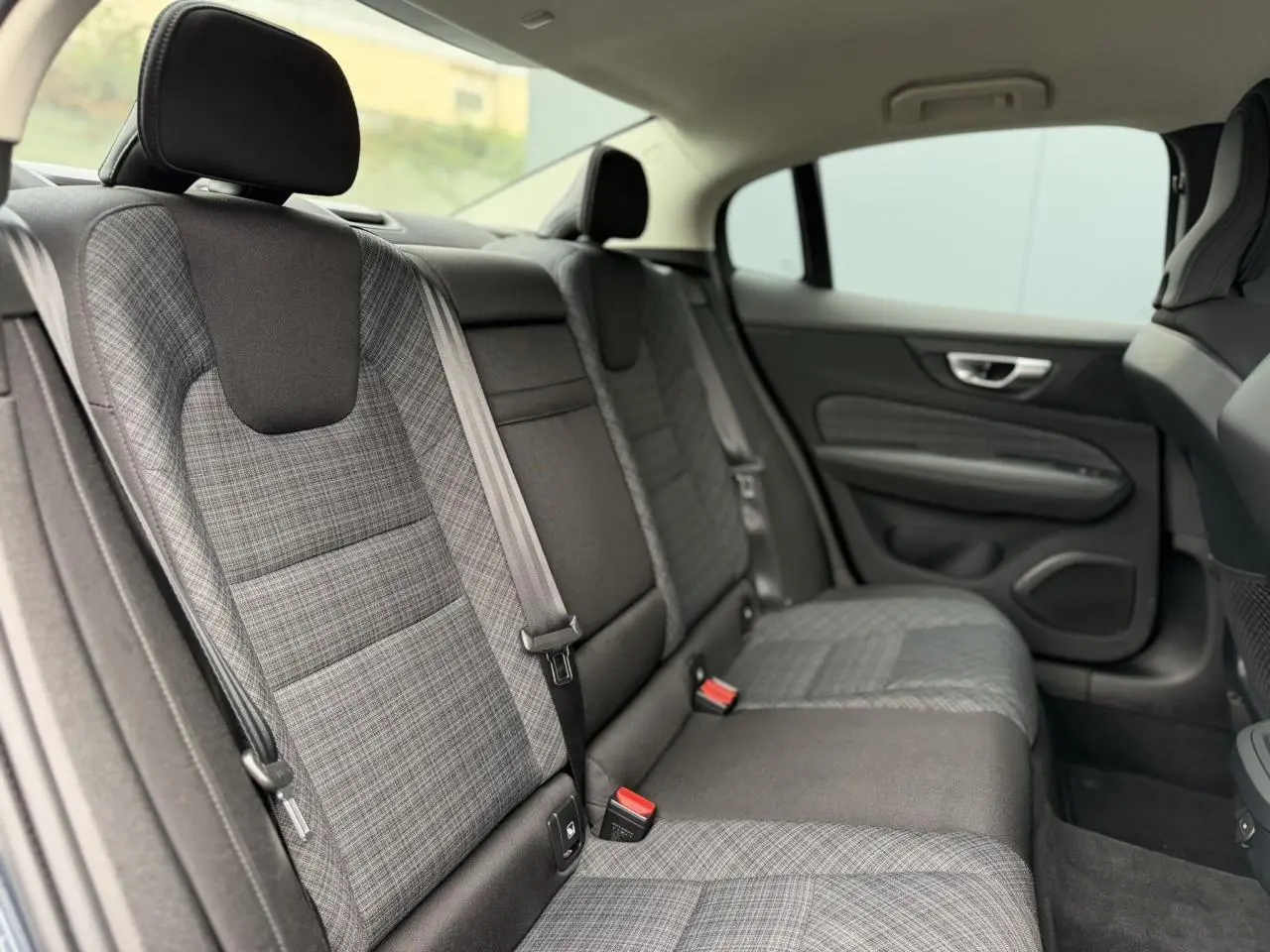 Vue intérieure côté droit des sièges arrière gris à motifs de la Volvo S60 2024 finition Core+
