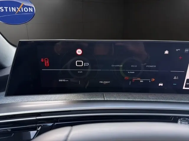 Tableau de bord numérique du Peugeot 3008 hybride 2026 affichant la vitesse, mode de conduite et alertes, avec design moderne.