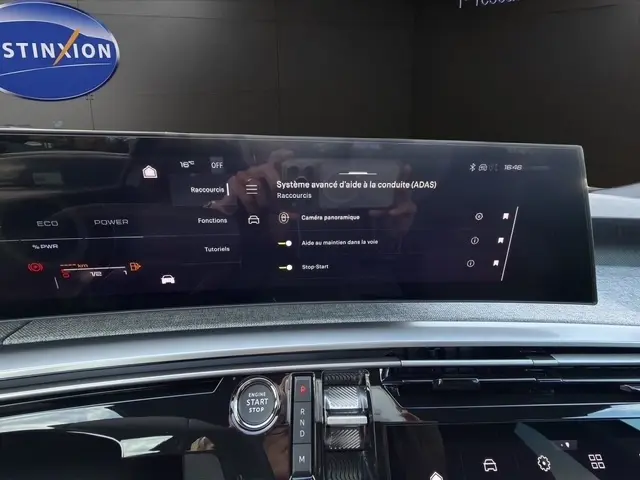 Vue rapprochée du tableau de bord numérique du Peugeot 3008 Hybrid 2026 avec écran tactile affichant l'aide à la conduite.
