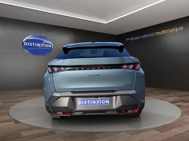 Vue arrière d’un Peugeot 3008 bleu 2026 avec feux LED distinctifs et logo Peugeot centré sur le hayon.