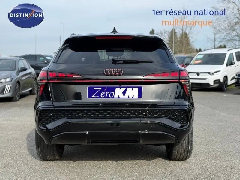 Vue arrière d’un Audi Q3 2.0 TDI S line noir mythique métallisé avec feux LED et logo Audi rouge.