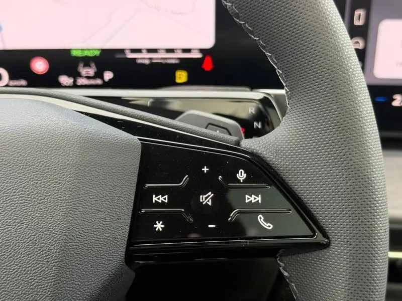 Gros plan sur les commandes tactiles à droite du volant de l'Audi Q3 2026 en Noir Mythique métallisé.
