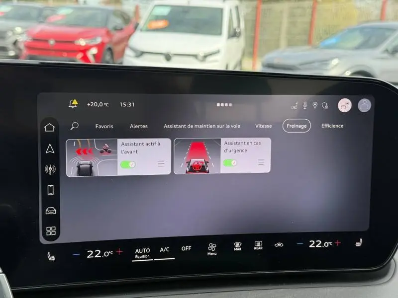 Écran tactile intérieur de l'Audi Q3 2026 affichant les assistants de conduite et la température à 22°C.