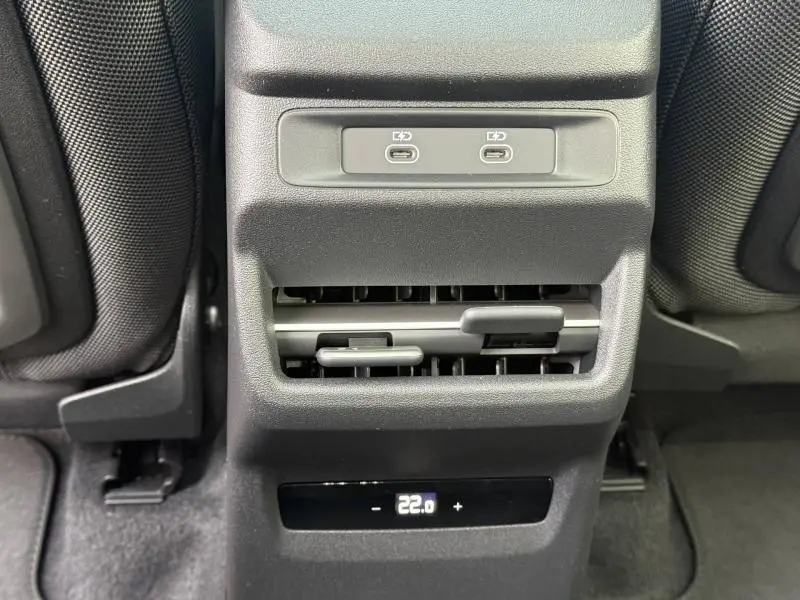 Détail de la console arrière de l’Audi Q3 2026 avec prises USB-C, bouches d’aération et régulateur de température digital.