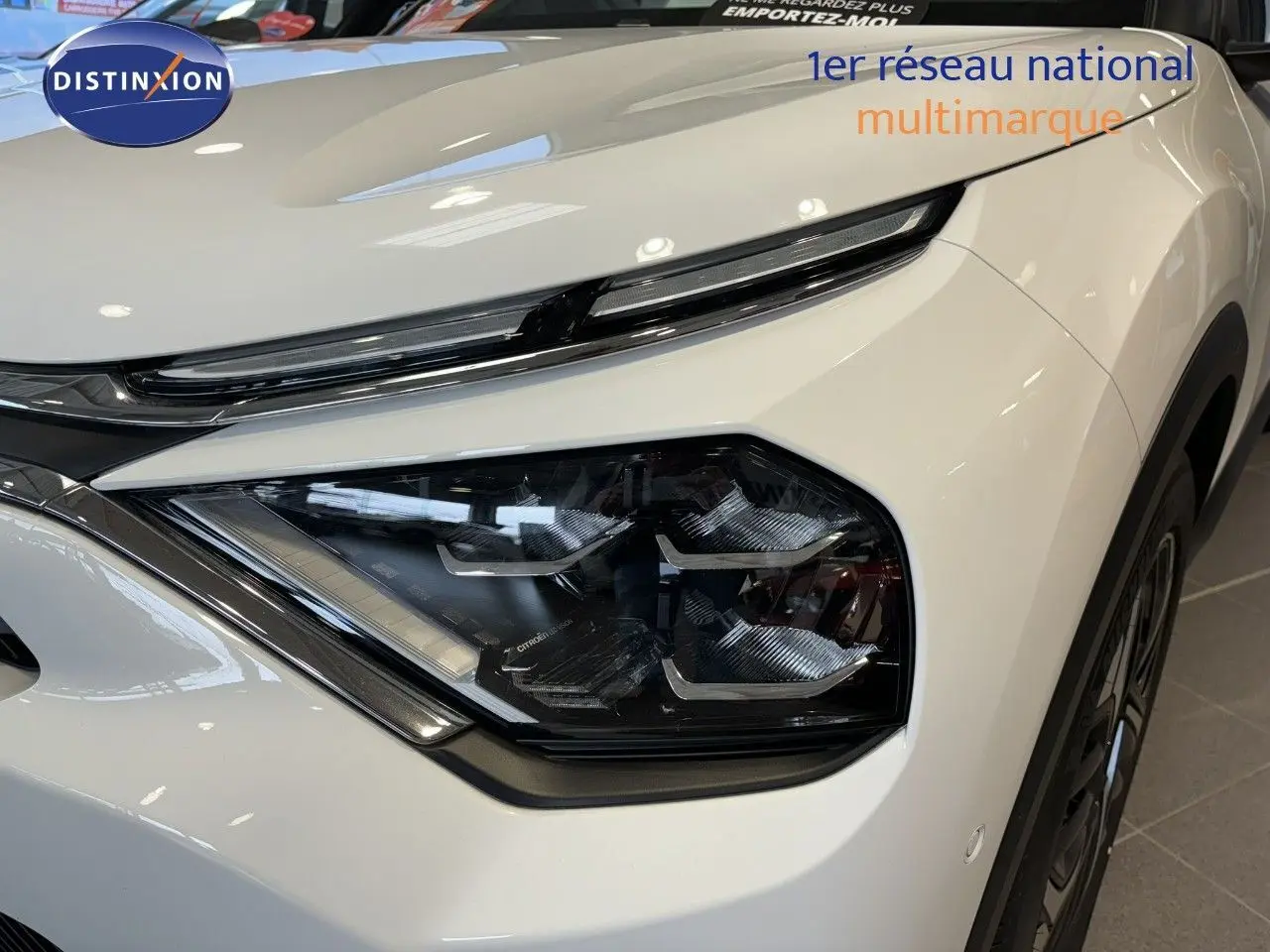 Gros plan sur le phare avant droit blanc du Citroën C4 2022, soulignant son design moderne et ses lignes épurées.