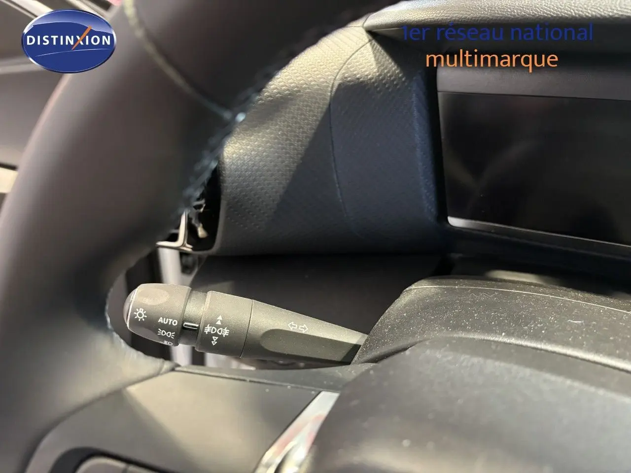 Le levier de clignotant noir du tableau de bord d'une Citroën C4 blanche essence 2022, vue intérieure.