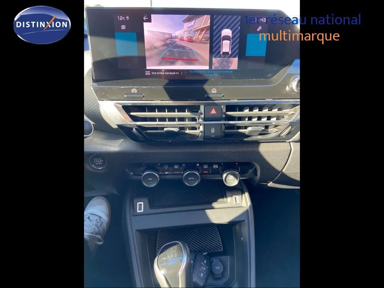 Vue intérieure du tableau de bord et console centrale de la Citroën C4 blanche 2022 avec écran tactile et commandes climatisation.