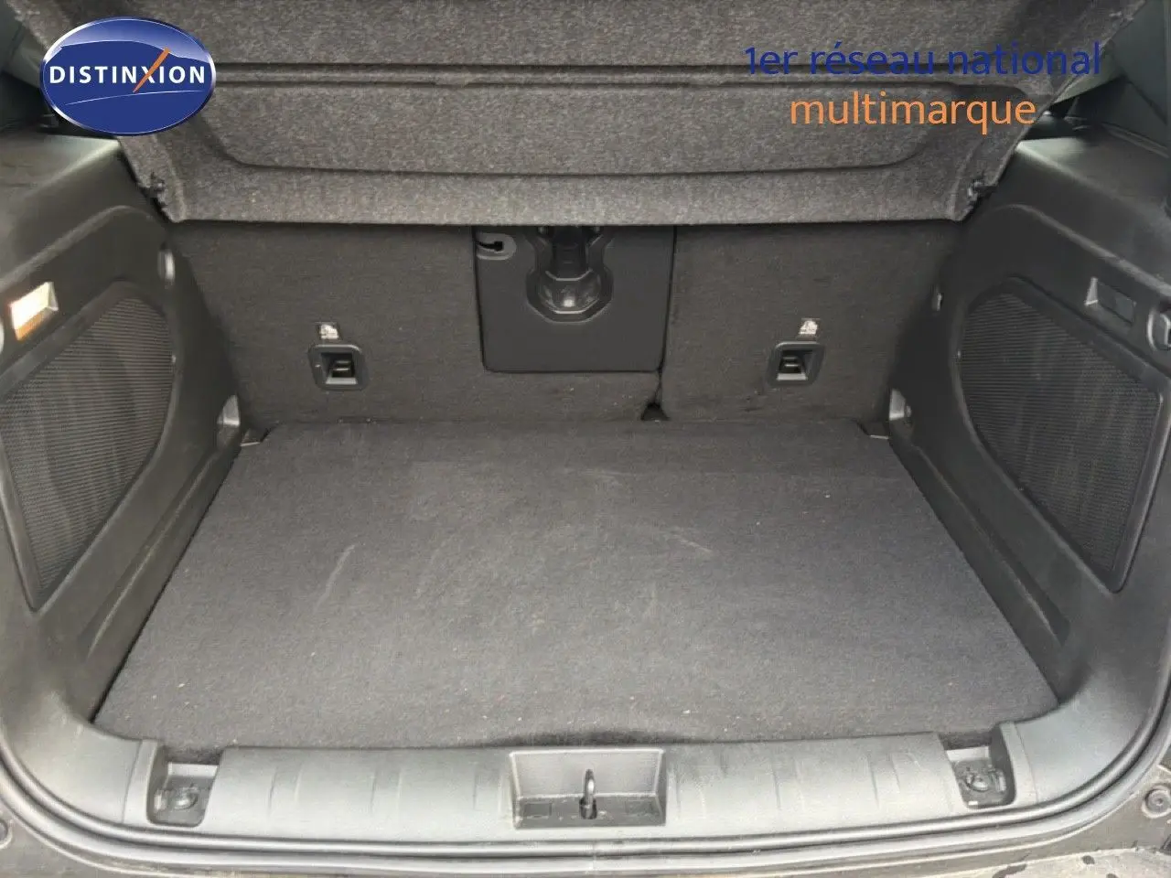 Coffre spacieux et propre du Jeep Renegade noir 2022, vue intérieure arrière avec revêtement gris foncé.