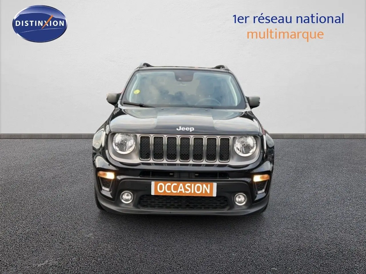 Vue frontale d'un Jeep Renegade noir 2022 avec calandre à sept fentes et phares ronds allumés.