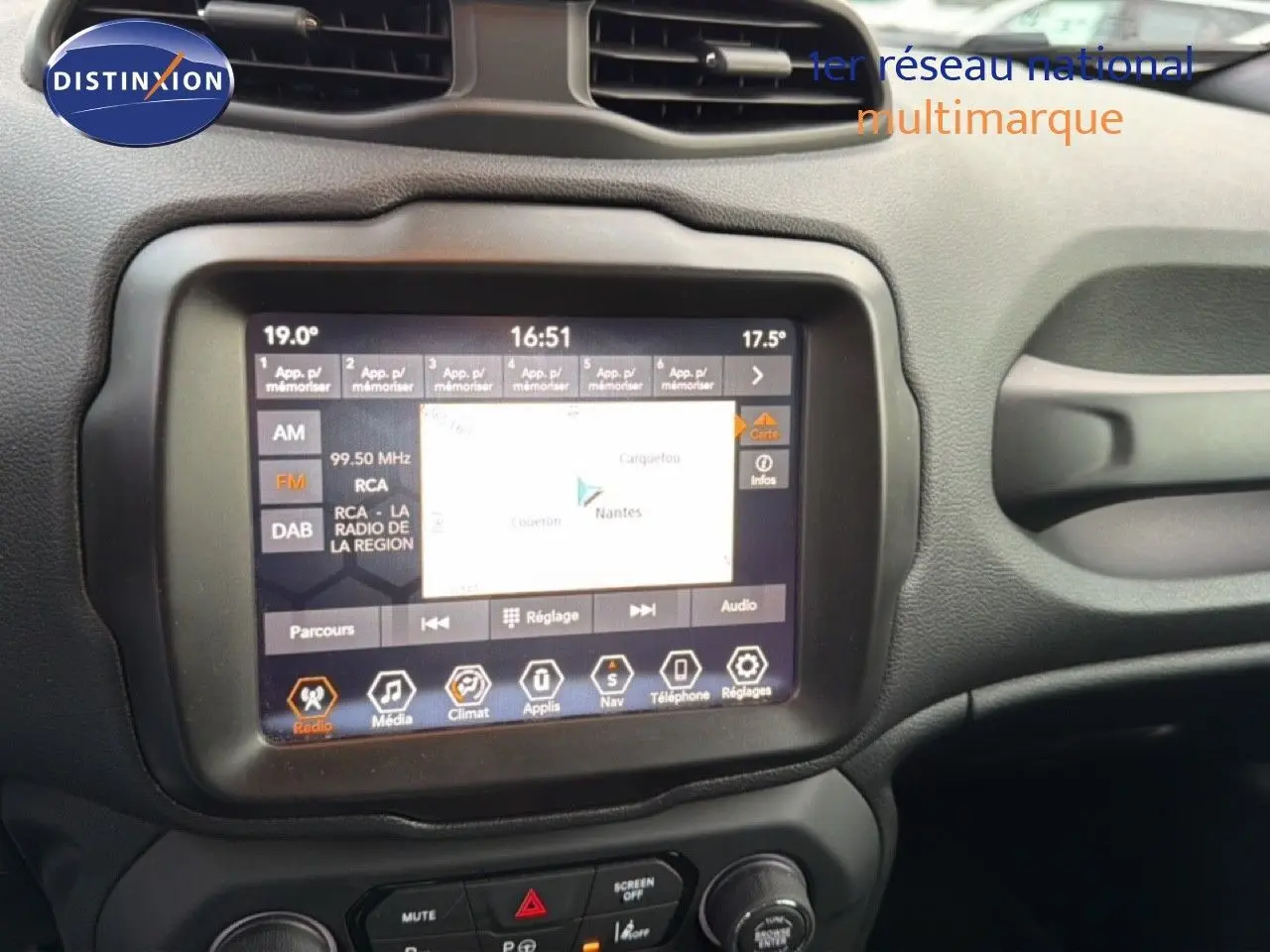 Écran tactile central du tableau de bord du Jeep Renegade noir 2022, affichant la navigation GPS et les options multimédia.