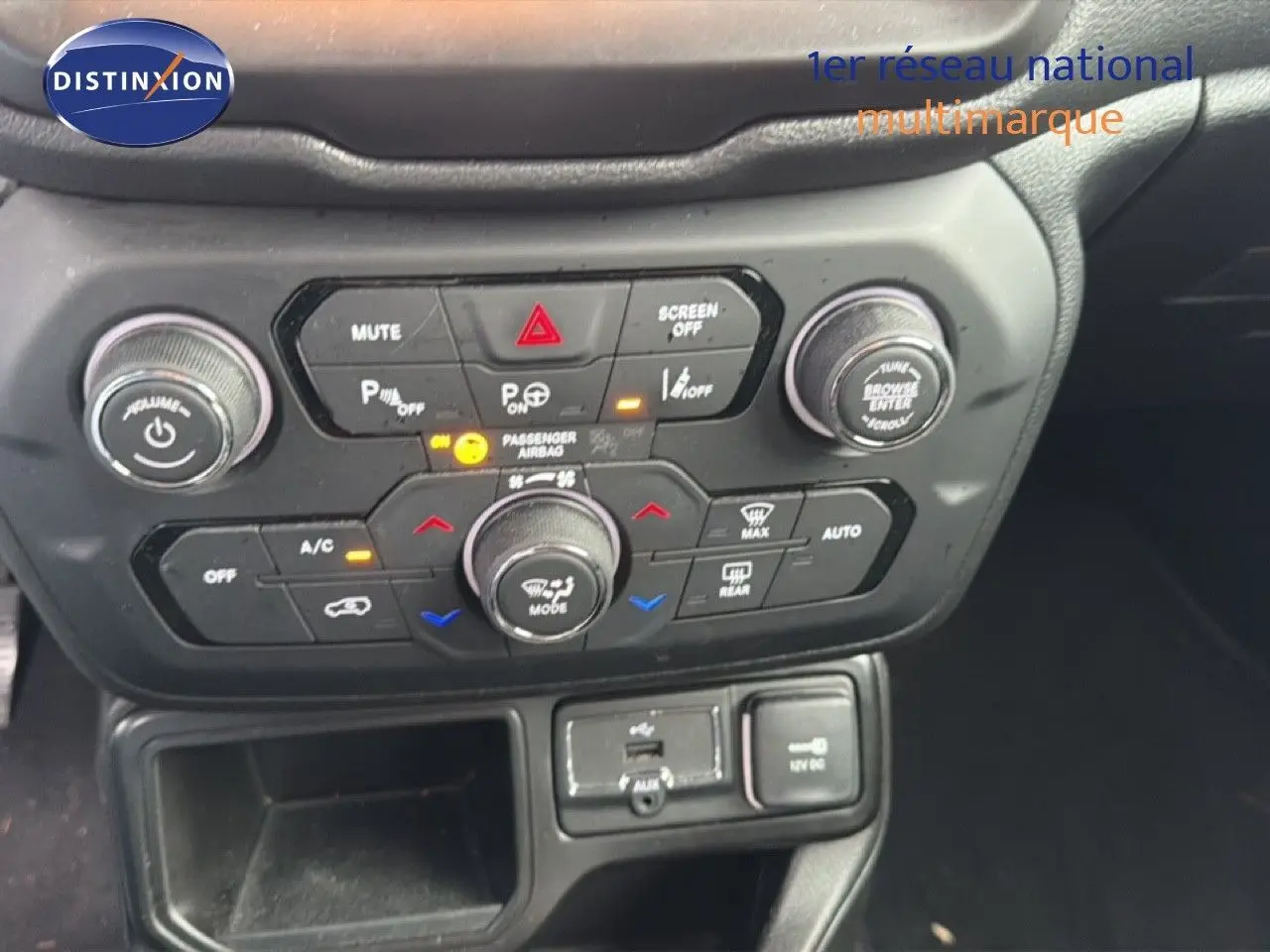 Tableau de bord du Jeep Renegade 2022 en noir, vue rapprochée sur commandes climatisation et multimédia.