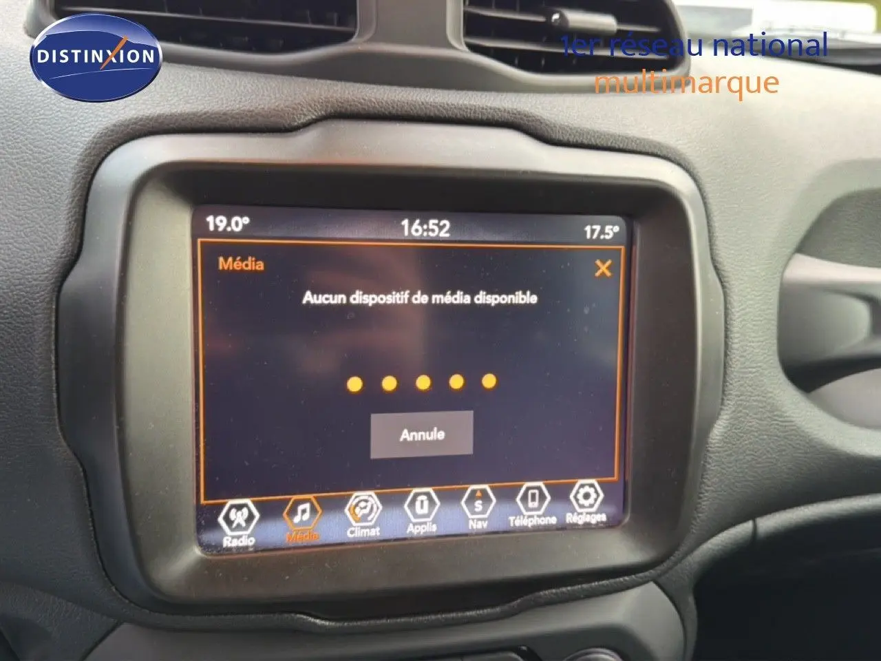 Écran tactile central du tableau de bord d'une Jeep Renegade 2022 noir, affichant le menu média sans source connectée.