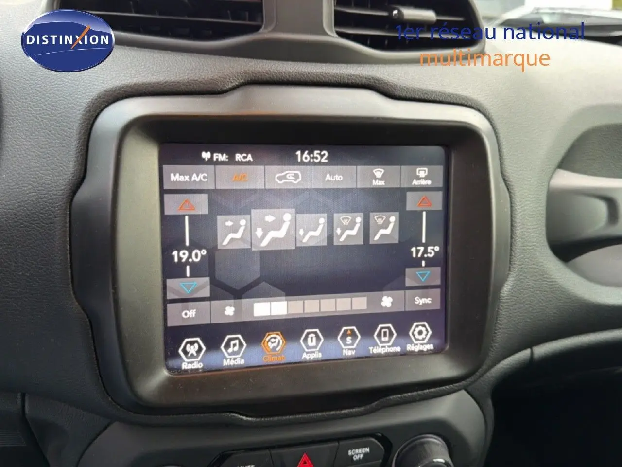 Écran tactile central du tableau de bord d'une Jeep Renegade noire, affichant les réglages de climatisation.