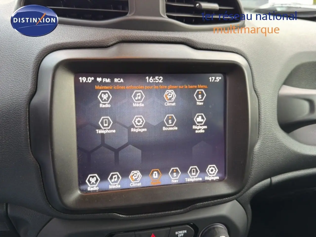 Écran tactile central du tableau de bord du Jeep Renegade noir 2022, affichant les menus radio, média et navigation.
