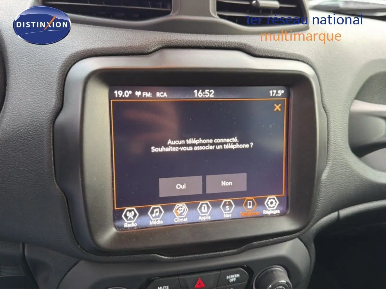 Écran tactile central du tableau de bord d'un Jeep Renegade noir 2022, affichant le menu de connexion téléphone.