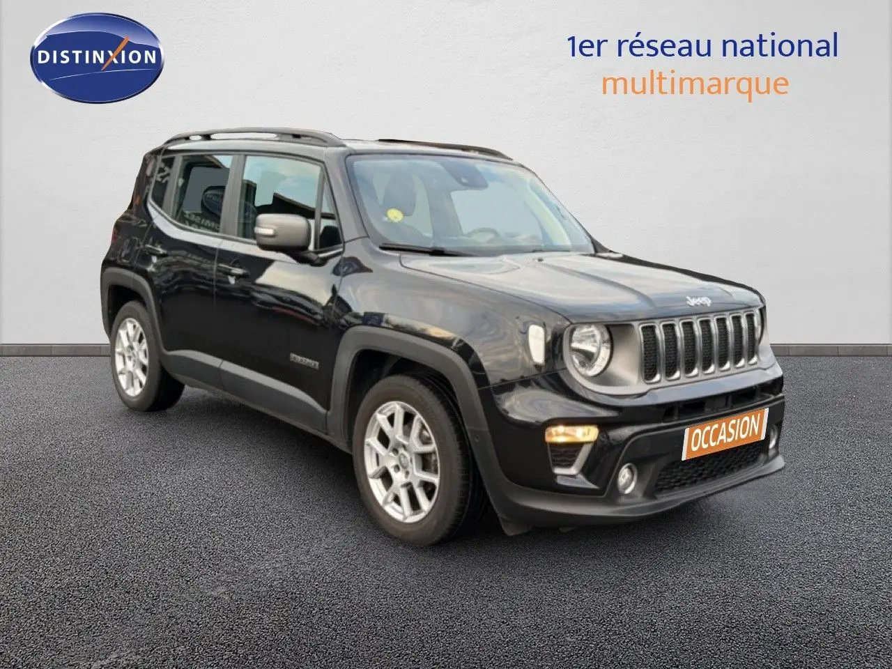 Jeep Renegade noir vue 3/4 avant droit avec calandre distinctive et jantes argentées sur sol gris.