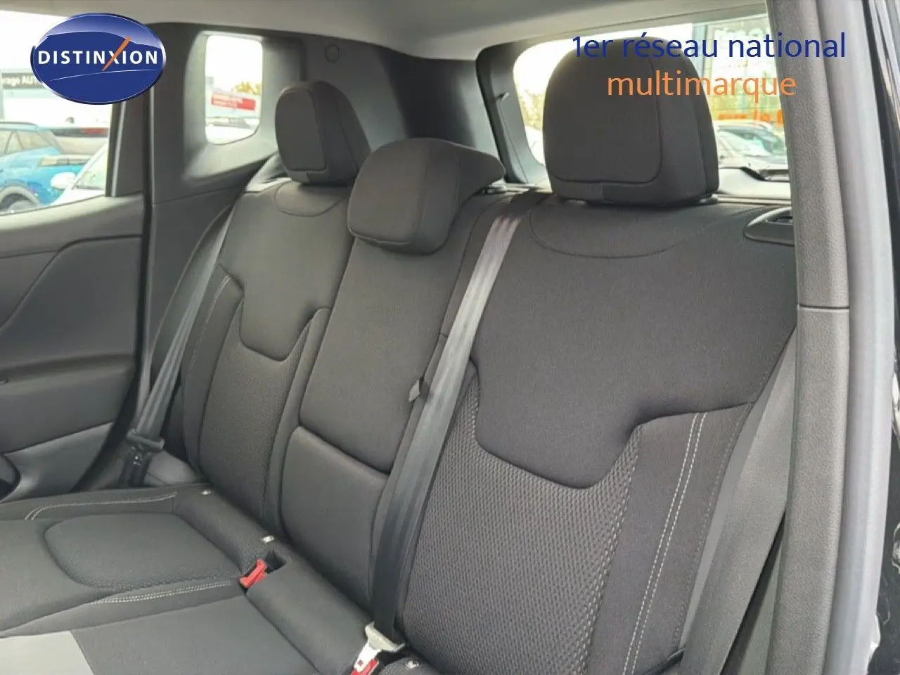 Vue intérieure des sièges arrière noirs du Jeep Renegade 2022, avec ceintures et appuie-têtes visibles.