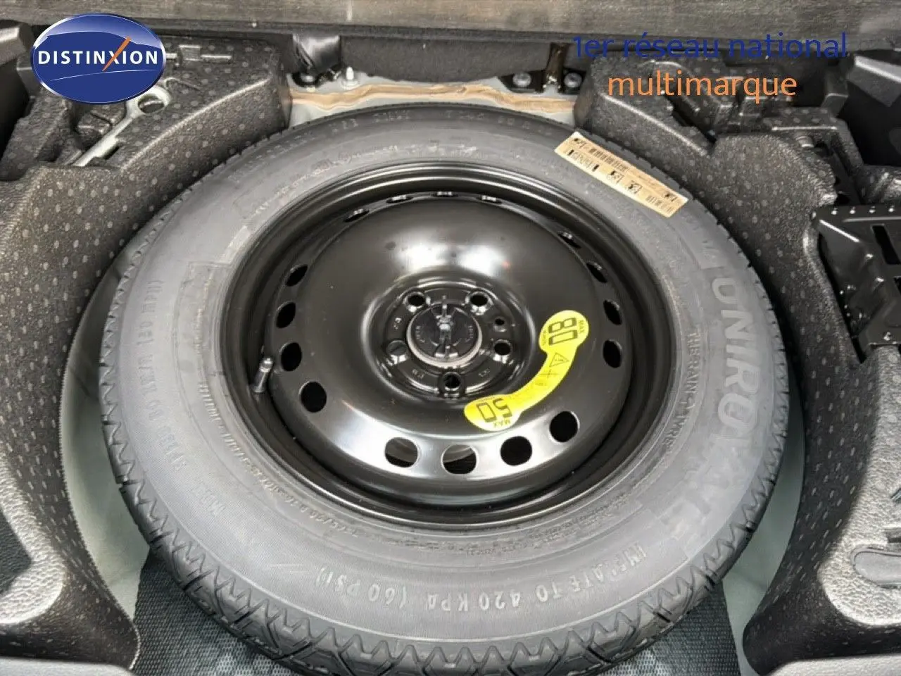 Pneu de secours noir en gros plan dans le coffre d'un Jeep Renegade 2022 version Limited diesel.