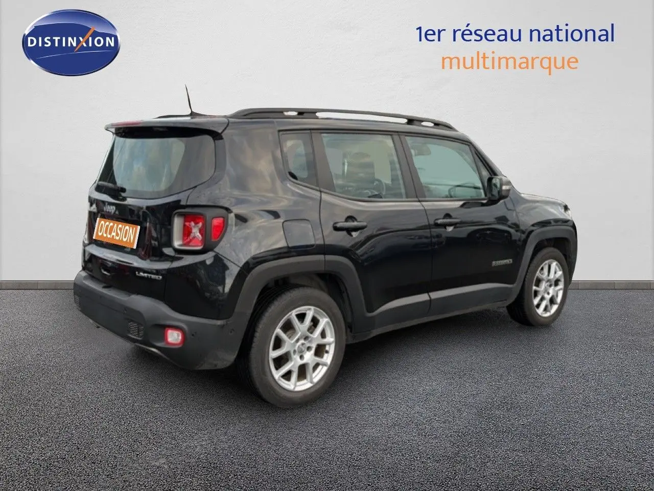 Jeep Renegade noir vue 3/4 arrière côté droit, avec jantes argentées et toit équipé de barres de toit.
