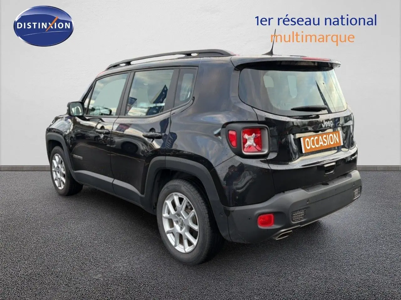 Jeep Renegade noir vu en 3/4 arrière côté gauche, avec feux arrière caractéristiques et jantes argentées.
