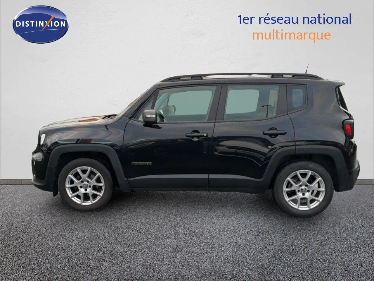 Jeep Renegade noir vue de profil côté gauche, avec jantes alliage et toit équipé de barres de toit.