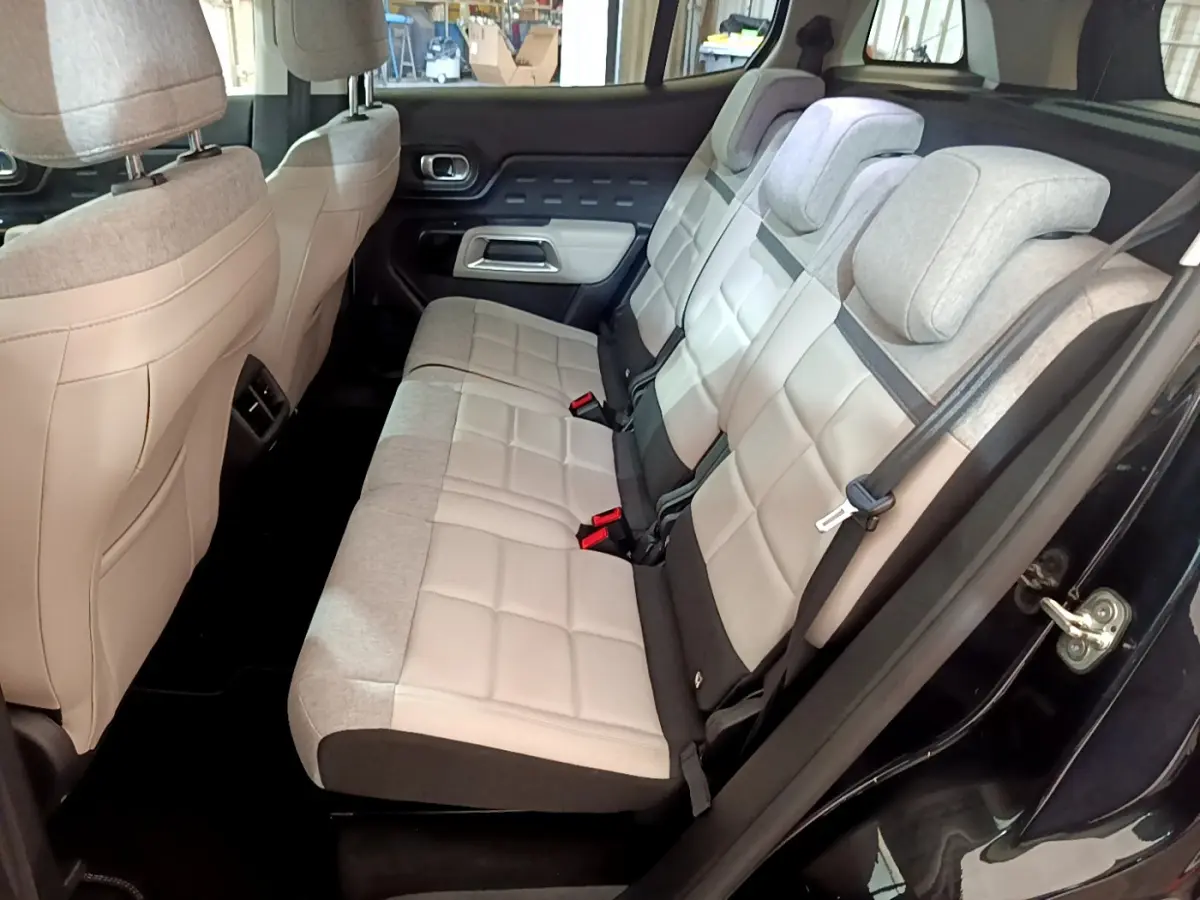 Vue intérieure côté droit des sièges arrière gris clair et tissu du Citroën C5 Aircross Hybrid 225 ë-EAT8 Shine noir 2021.