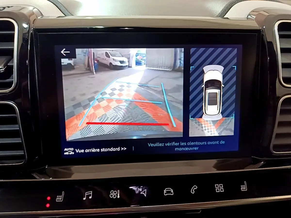 Écran tactile intérieur montrant la caméra de recul et l'affichage de stationnement du Citroën C5 Aircross noir.