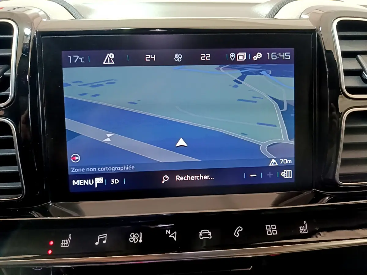 Écran tactile du système de navigation du tableau de bord du Citroën C5 Aircross Hybrid 225 noir, vue intérieure frontale.