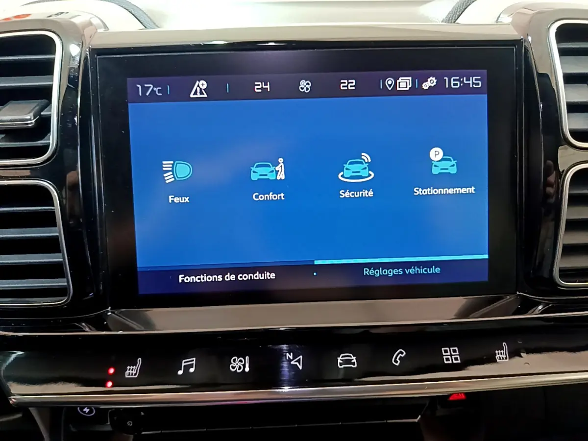 Écran tactile central du tableau de bord du Citroën C5 Aircross Hybrid 225 noir, affichant les fonctions de conduite.