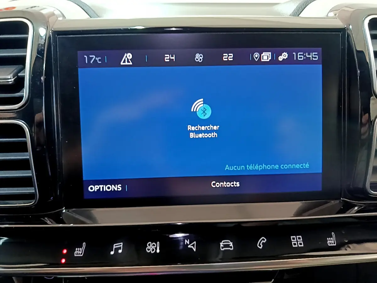 Écran tactile central affichant la recherche Bluetooth dans l'habitacle noir du Citroën C5 Aircross Hybrid 225 ë-EAT8 Shine.