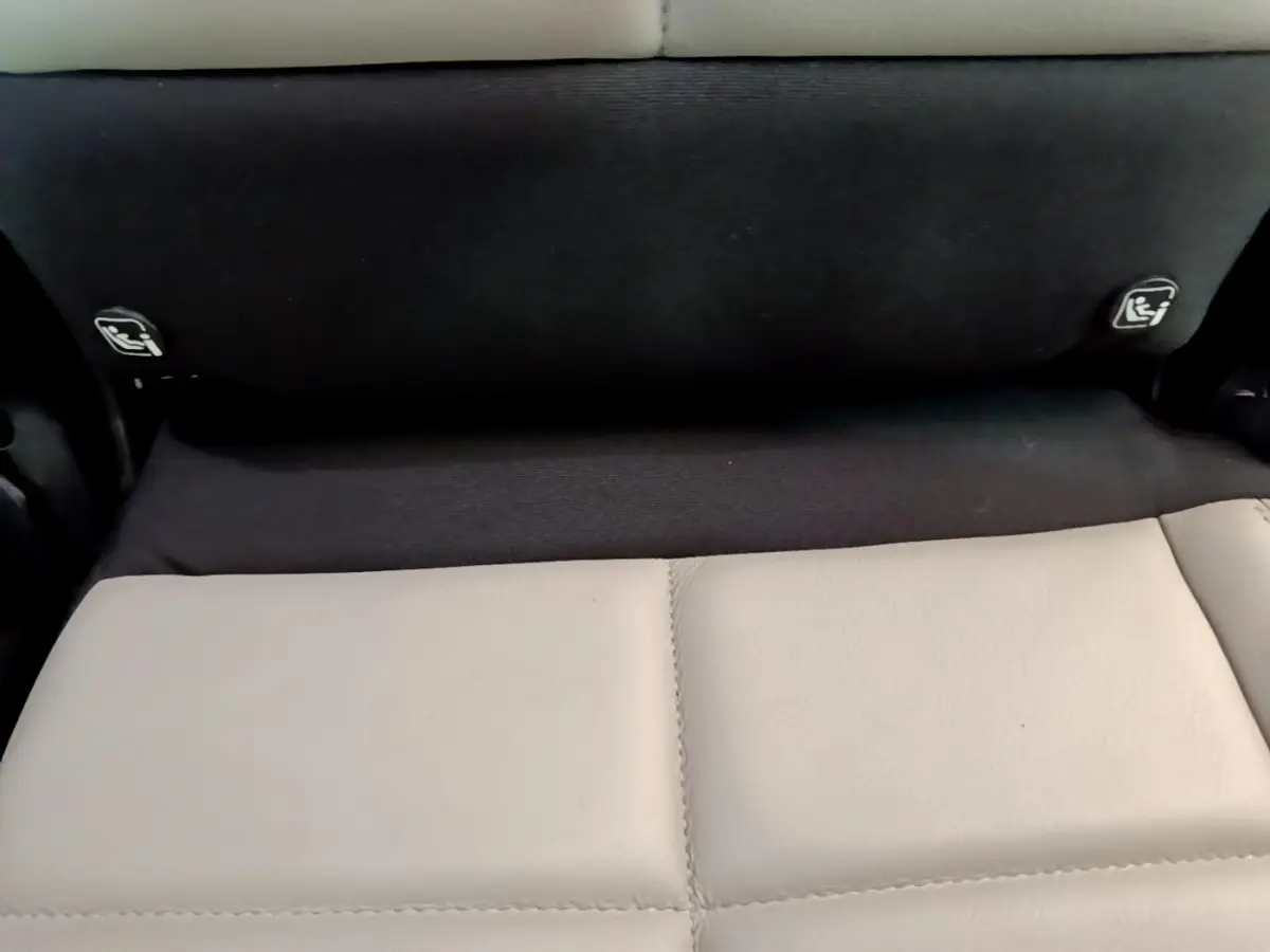 Détail des sièges arrière en cuir beige et noir du Citroën C5 Aircross Hybrid 225 ë-EAT8 Shine 2021.