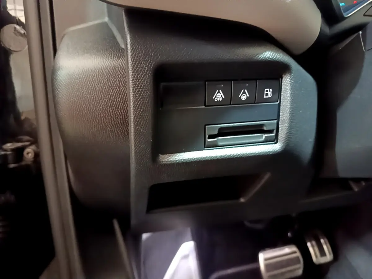 Gros plan sur les commandes de sécurité et assistance côté gauche du tableau de bord du Citroën C5 Aircross Hybrid noir.