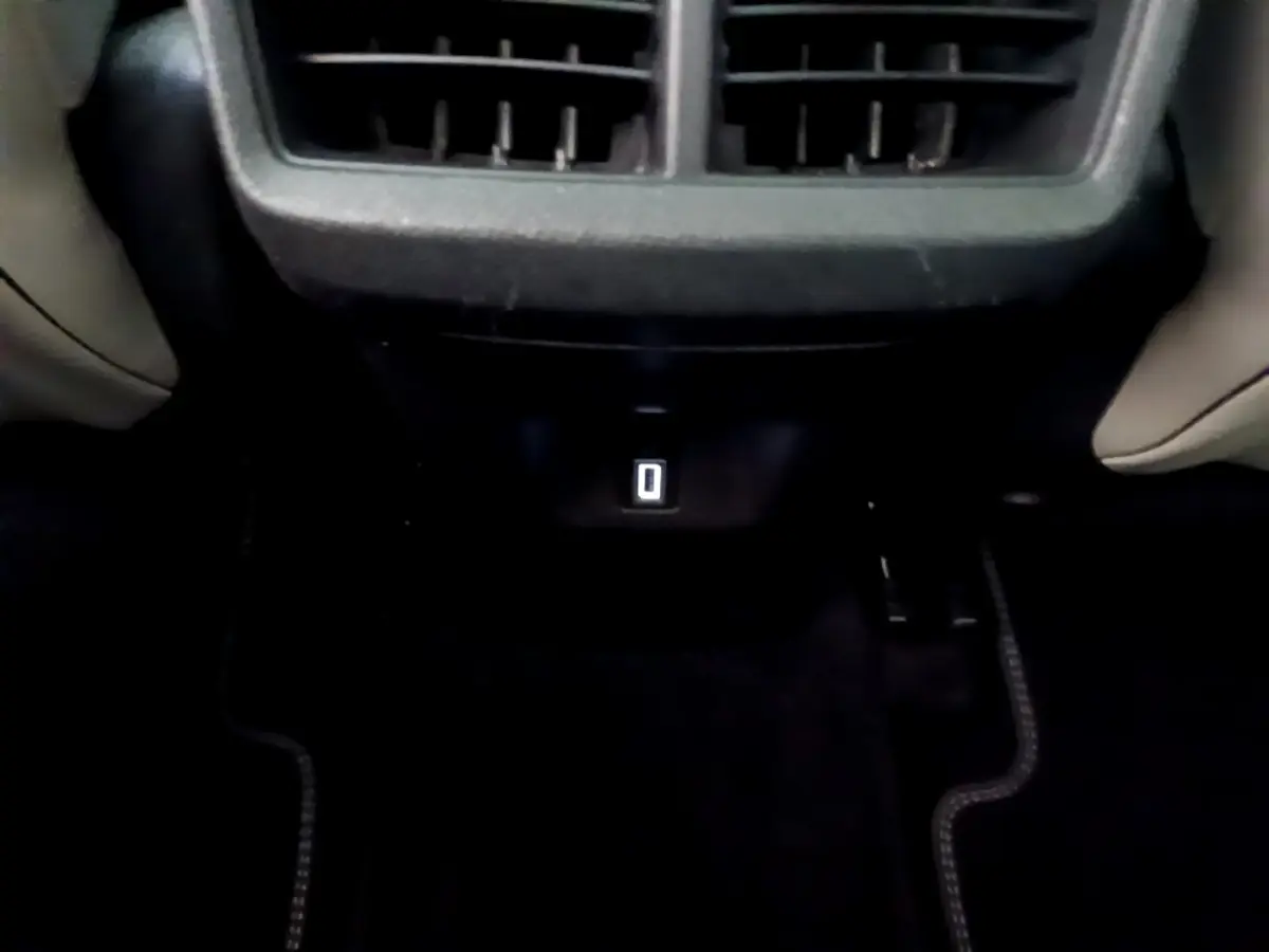 Prise USB arrière éclairée sous la console centrale du Citroën C5 Aircross Hybrid 225 ë-EAT8 Shine noir, vue intérieure basse.